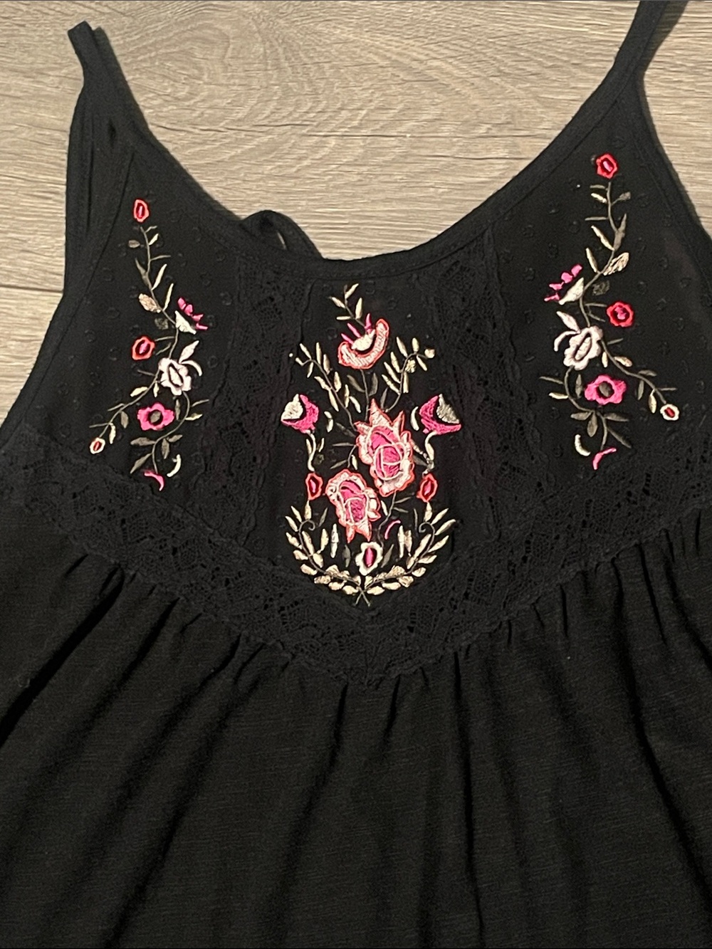 Size Medium Embroidered Black Women's Tank Top with Floral Accents